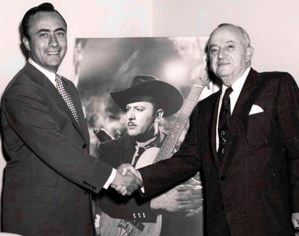 Antonio Matouk (el de la izquierda) fue señalado como el estafador del siglo