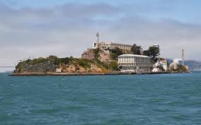 A poco más de dos kilómetros de la costa se encuentra Alcatraz, una isla que fue prisión federal entre 1934 y 1963
