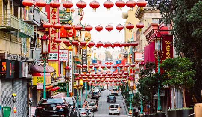 Chinatown se distingue por su arquitectura tradicional, comercios, templos y una oferta gastronómica muy variada