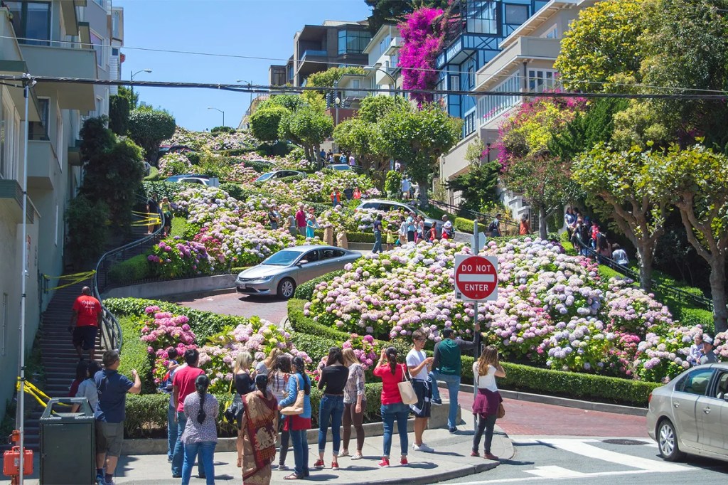 La sección de Lombard Street entre Hyde y Leavenworth es famosa por sus ocho curvas cerradas y su pendiente empinada