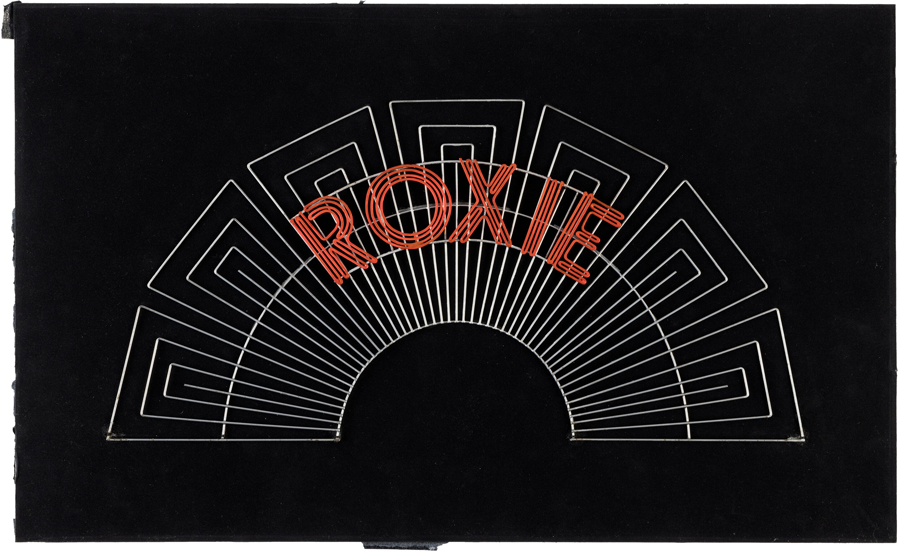 El dinámico decorado de Walton para la producción teatral de "Chicago" de 1975 le valió una nominación al Tony a Mejor Diseño Escénico. Su icónico telón de fondo con abanicos para la ambiciosa Roxie de Gwen Verdon fue reutilizado como decoración de pared de Studio 54 justo después del cierre de la obra en 1977. La maqueta artística de Walton para el telón está disponible en la subasta de Heritage del 16 de mayo .